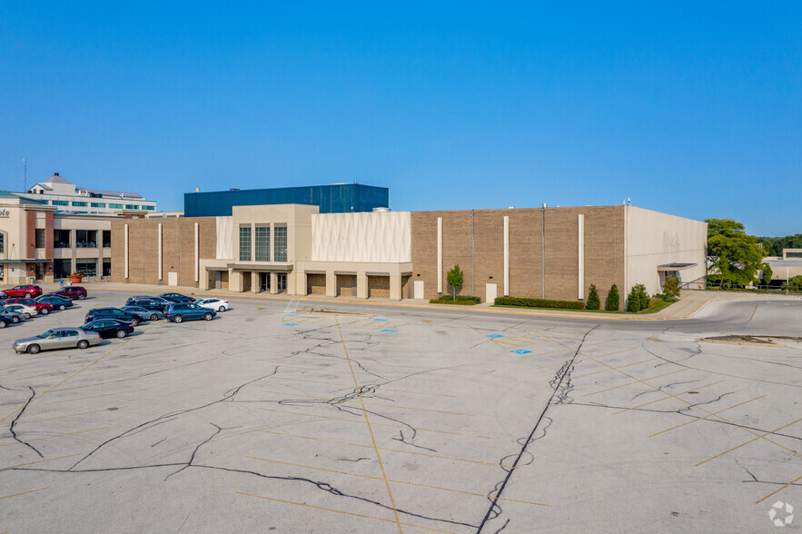 2500 N Mayfair Rd, Wauwatosa, WI for sale - Building Photo - Image 1 of 1