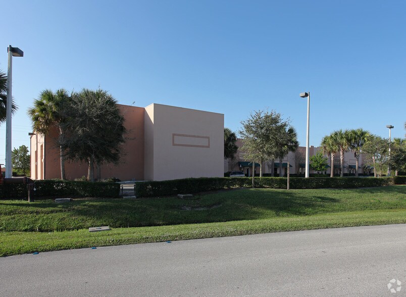 7463 Commercial Cir, Fort Pierce, FL for sale - Primary Photo - Image 1 of 1