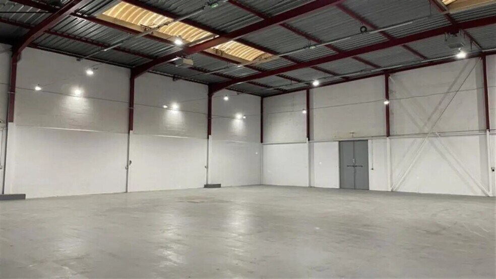 Flex in Créteil for lease - Interior Photo - Image 1 of 11