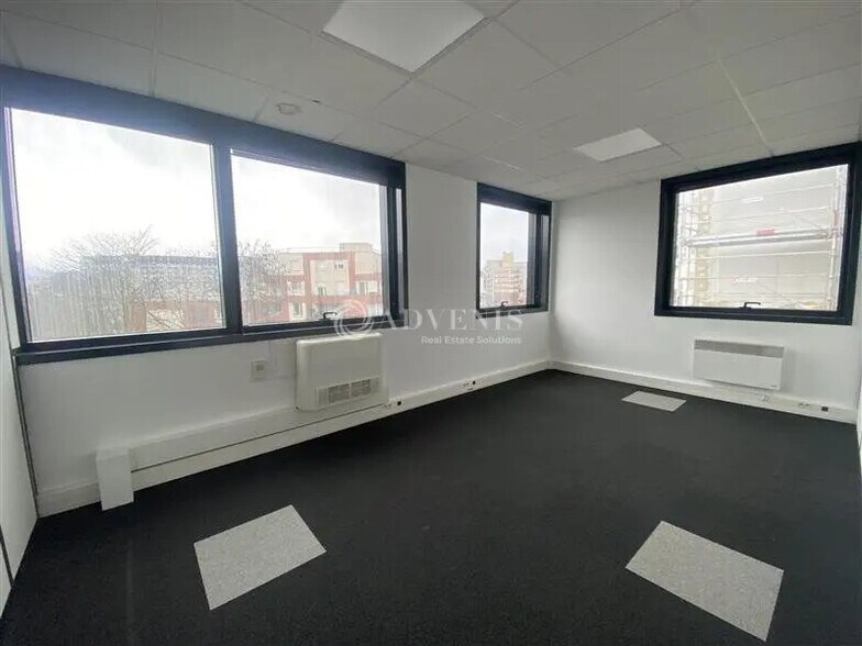 Office in Guyancourt for lease - Interior Photo - Image 3 of 5