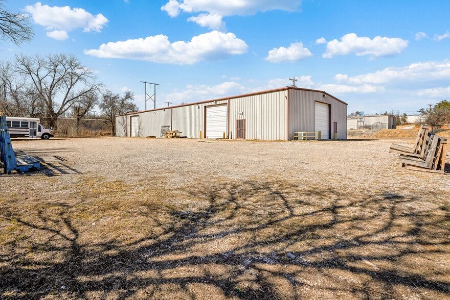 139 Samuel Dr, Weatherford, TX for sale - Building Photo - Image 2 of 4