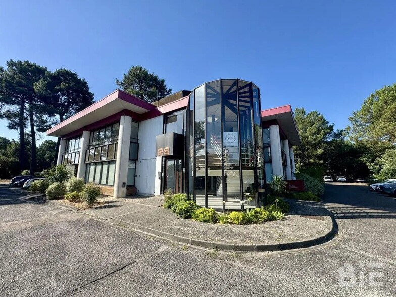 Office in Mérignac for lease - Building Photo - Image 2 of 2