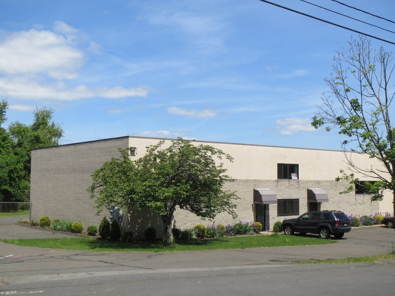 16 Commerce Cir, Durham, CT for lease - Building Photo - Image 3 of 23