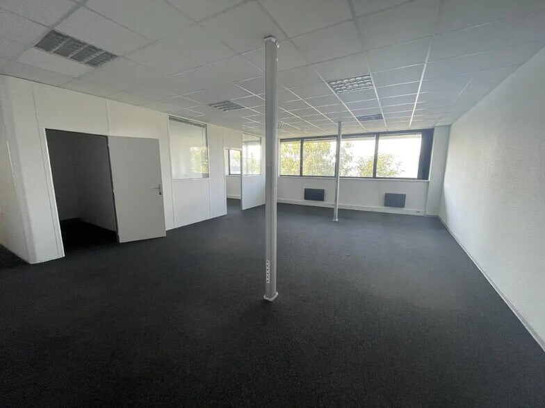 Flex in Lisses for lease - Building Photo - Image 1 of 17