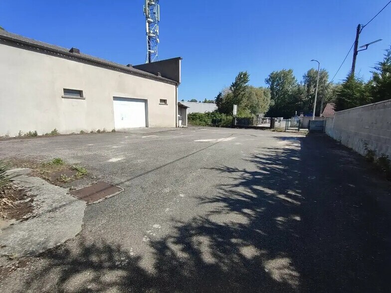 Flex in Bourgoin-Jallieu for sale - Building Photo - Image 2 of 9