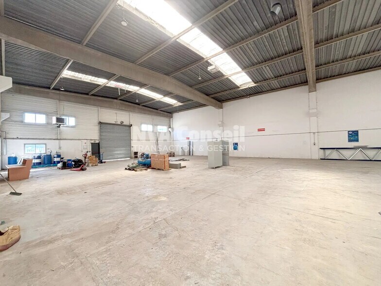 15 Rue D'Anjou, SAINT-OUEN-L'AUMONE for lease - Interior Photo - Image 2 of 9