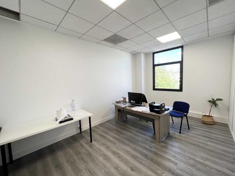 Office in Créteil for lease - Interior Photo - Image 3 of 5