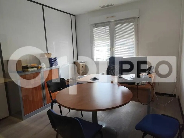 Flex in Saint-Junien for lease - Interior Photo - Image 3 of 13