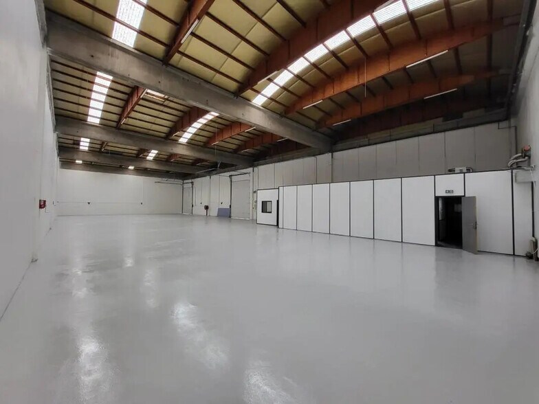 Flex in Saint-Priest for lease - Interior Photo - Image 3 of 7