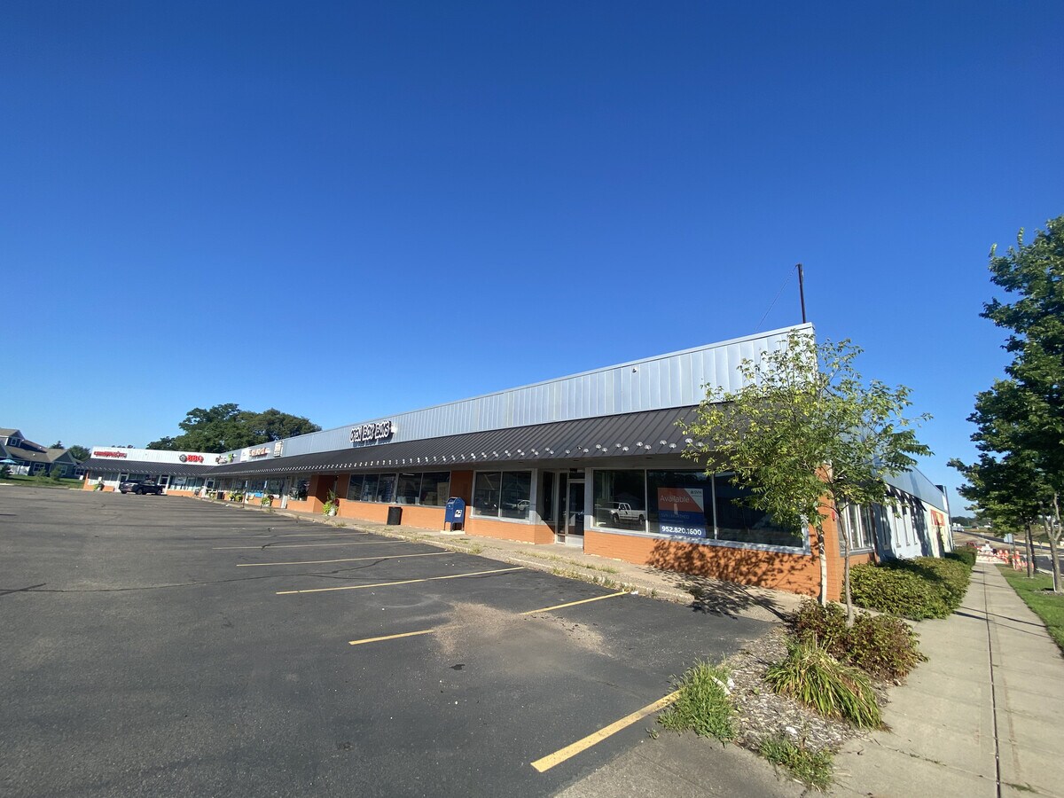 500 W Main St, Anoka, MN 55303 Anoka Shopping Center & Offices