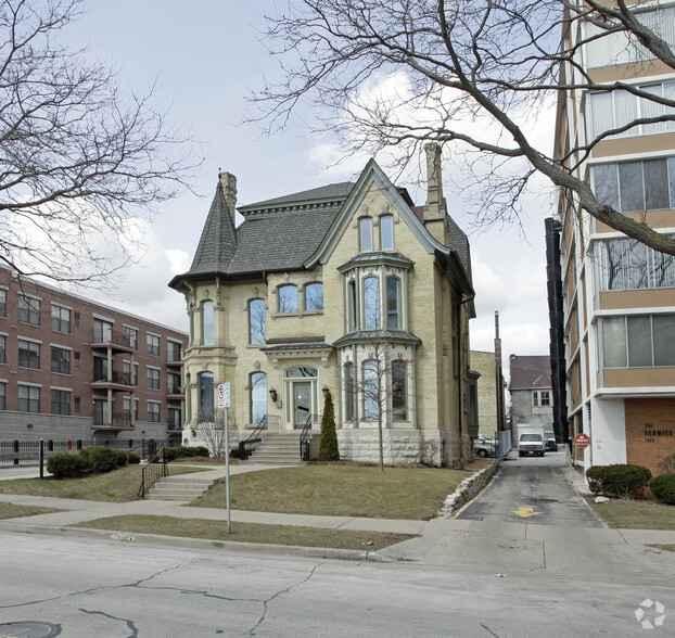 1363 N Prospect Ave, Milwaukee, WI for sale - Primary Photo - Image 1 of 1