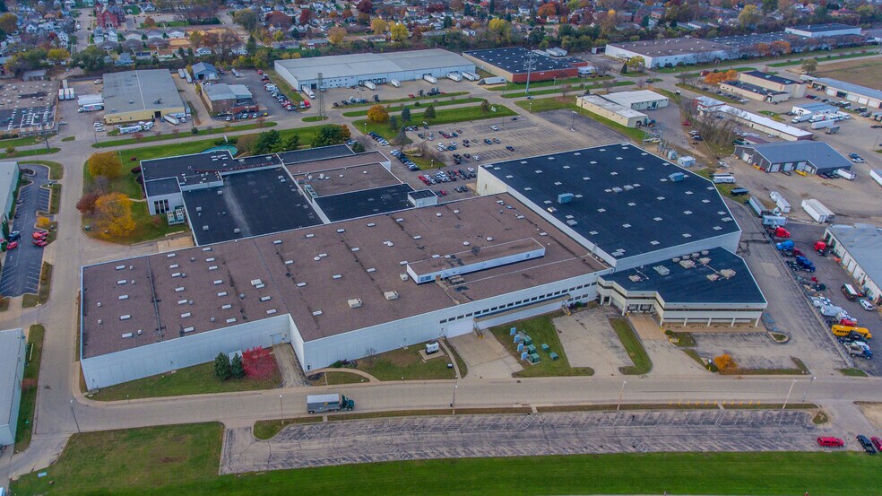 2460 Kerper Blvd, Dubuque, IA for lease - Building Photo - Image 3 of 5