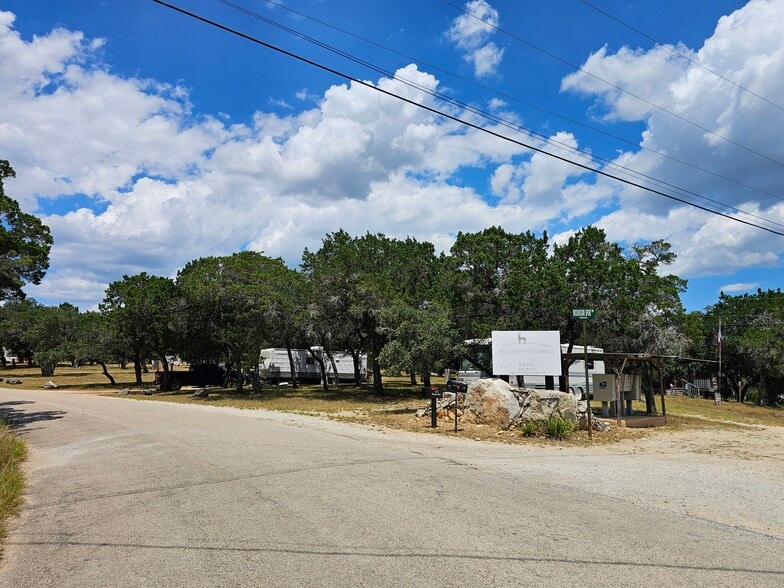 560 Mountain Dr, Lakehills, TX for sale - Building Photo - Image 2 of 23