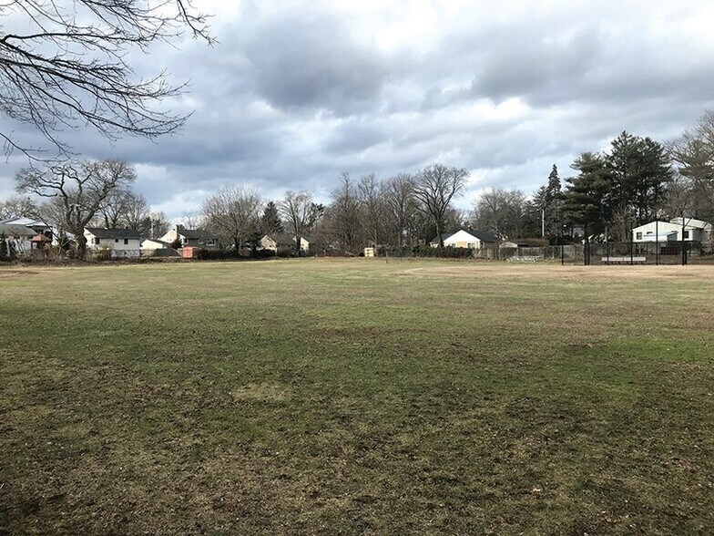 Chichester Rd, Huntington, NY for sale - Primary Photo - Image 1 of 1