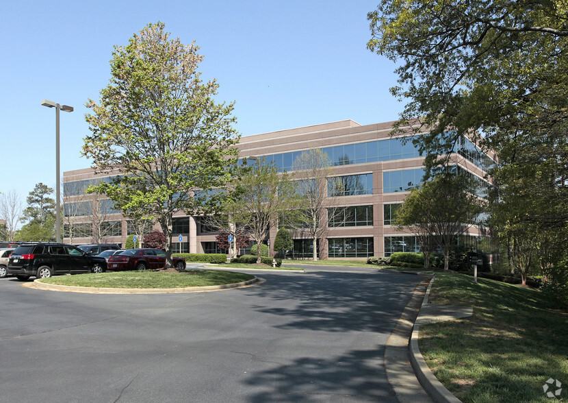 1825 Barrett Lakes Blvd, Kennesaw, GA for lease - Building Photo - Image 2 of 7