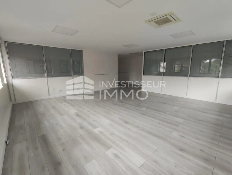 Office in Noisy-le-Grand for lease - Interior Photo - Image 2 of 5