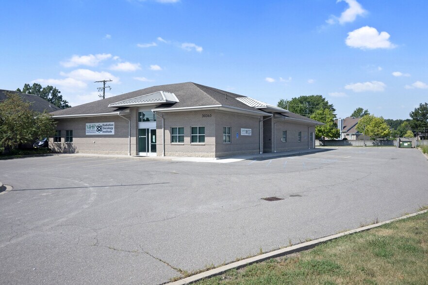 30365 Dequindre Rd, Madison Heights, MI for lease - Building Photo - Image 1 of 2