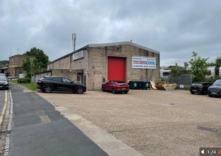 Redlands, Coulsdon for lease Interior Photo- Image 1 of 4