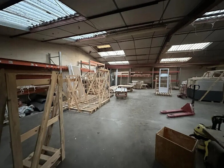 Industrial in Dammarie for lease - Building Photo - Image 1 of 13