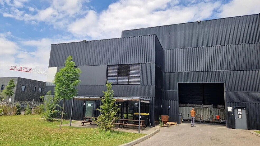 Office in Genas for lease - Building Photo - Image 2 of 14