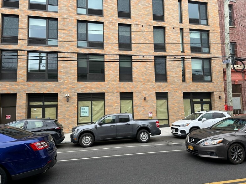 1725 Village Ln, Far Rockaway, NY for lease - Building Photo - Image 2 of 4