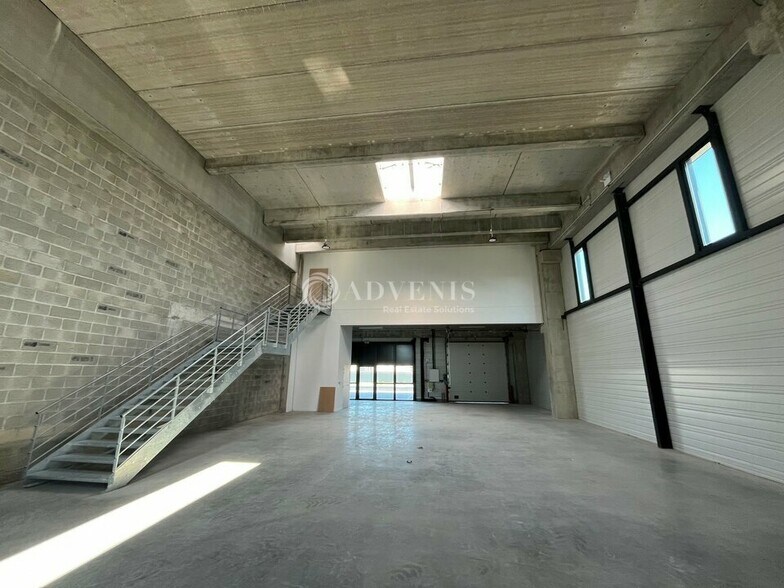 Flex in Bobigny for lease - Interior Photo - Image 2 of 11