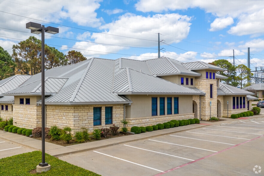 2435 W Oak St, Denton, TX for lease - Building Photo - Image 3 of 7
