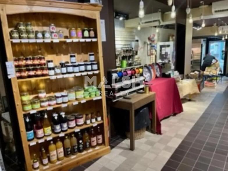 Retail in Lyon for lease - Interior Photo - Image 2 of 4