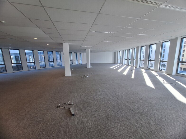 Office in Bordeaux for lease - Building Photo - Image 3 of 12