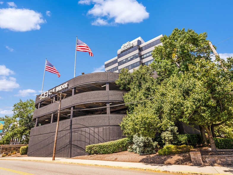 1 Bridge Plz N, Fort Lee, NJ for lease - Building Photo - Image 2 of 13