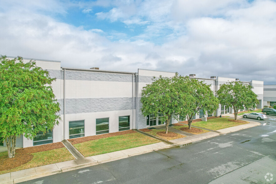 521 Eagleton Downs Dr, Pineville, NC for lease - Building Photo - Image 1 of 5