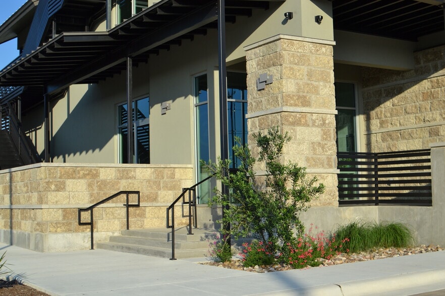 330 Wonder World Dr, San Marcos, TX for lease - Building Photo - Image 2 of 23