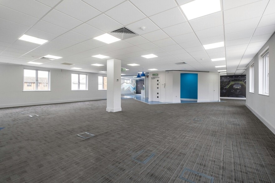 Portsmouth Rd, Esher for lease - Interior Photo - Image 3 of 9