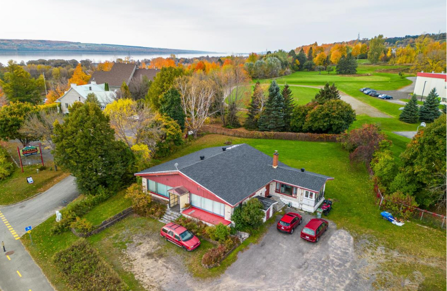 10953 Boul Sainte-Anne, Beaupré, QC for sale - Primary Photo - Image 1 of 1