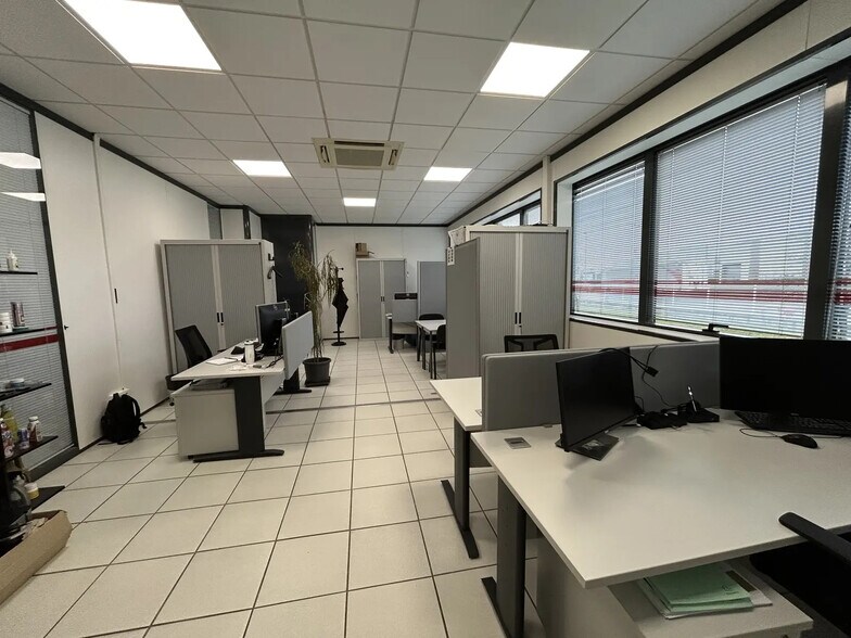 15 Rue Des Frères Lumière, Chassieu for lease - Interior Photo - Image 2 of 6