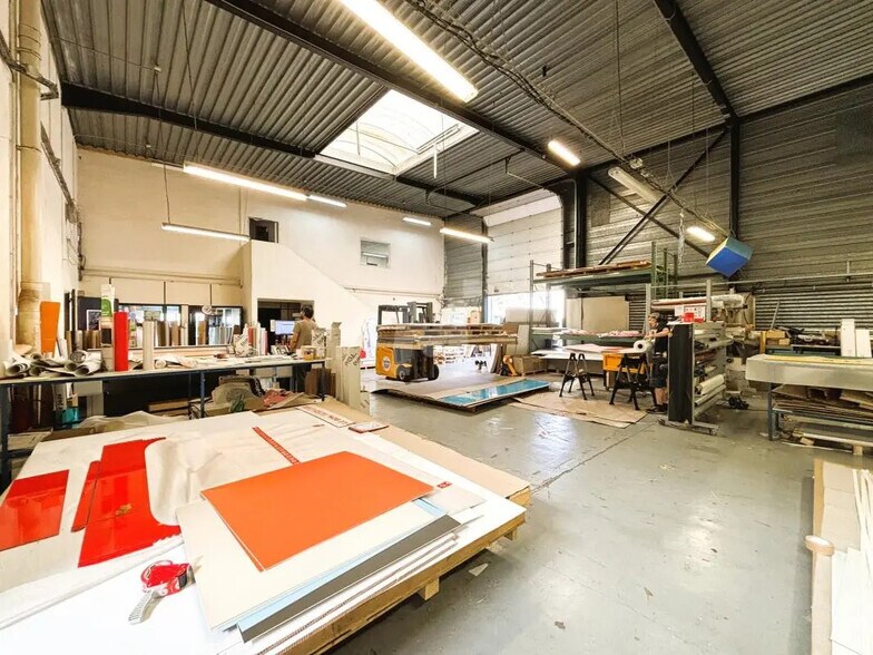 Flex in Les Ulis for lease - Interior Photo - Image 2 of 9