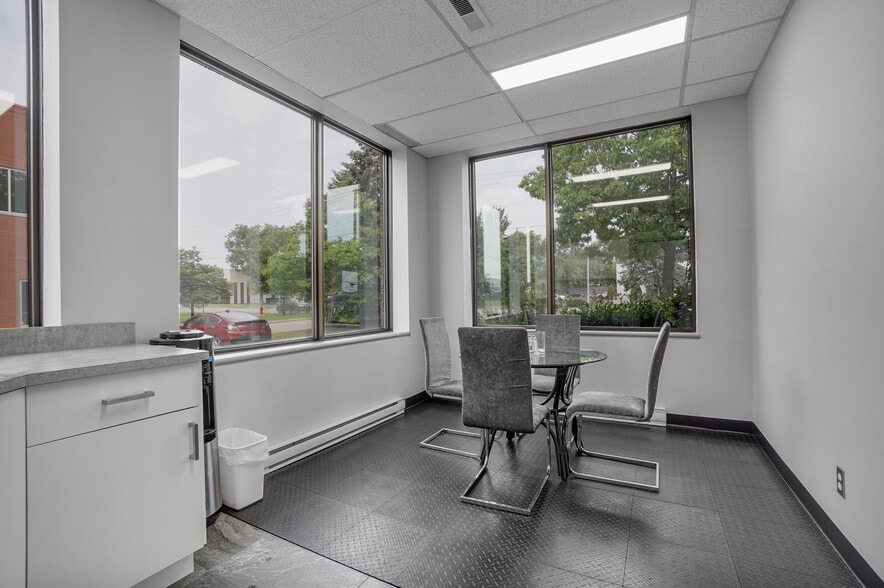 274-278 Av Labrosse, Pointe-claire, QC for lease - Building Photo - Image 2 of 11