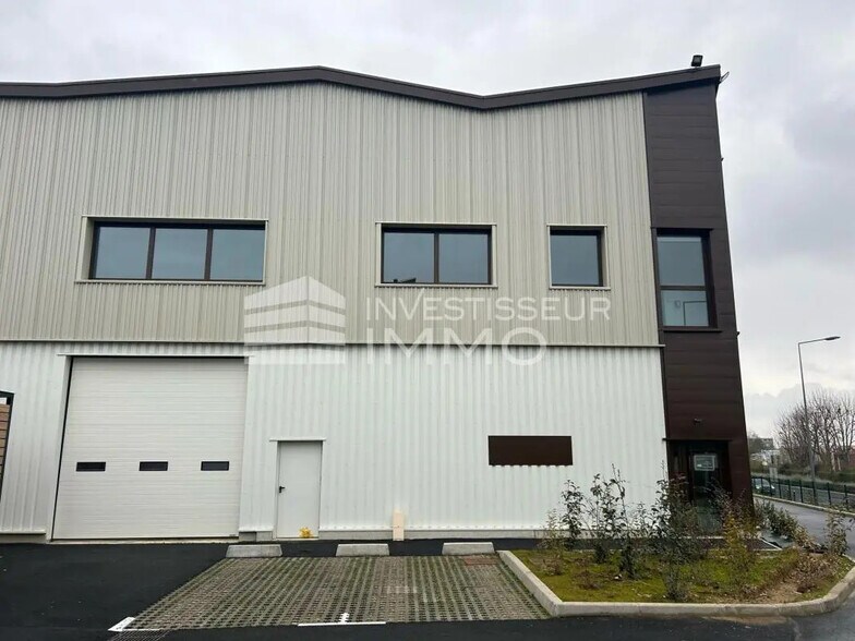 Office in Osny for lease - Building Photo - Image 2 of 11