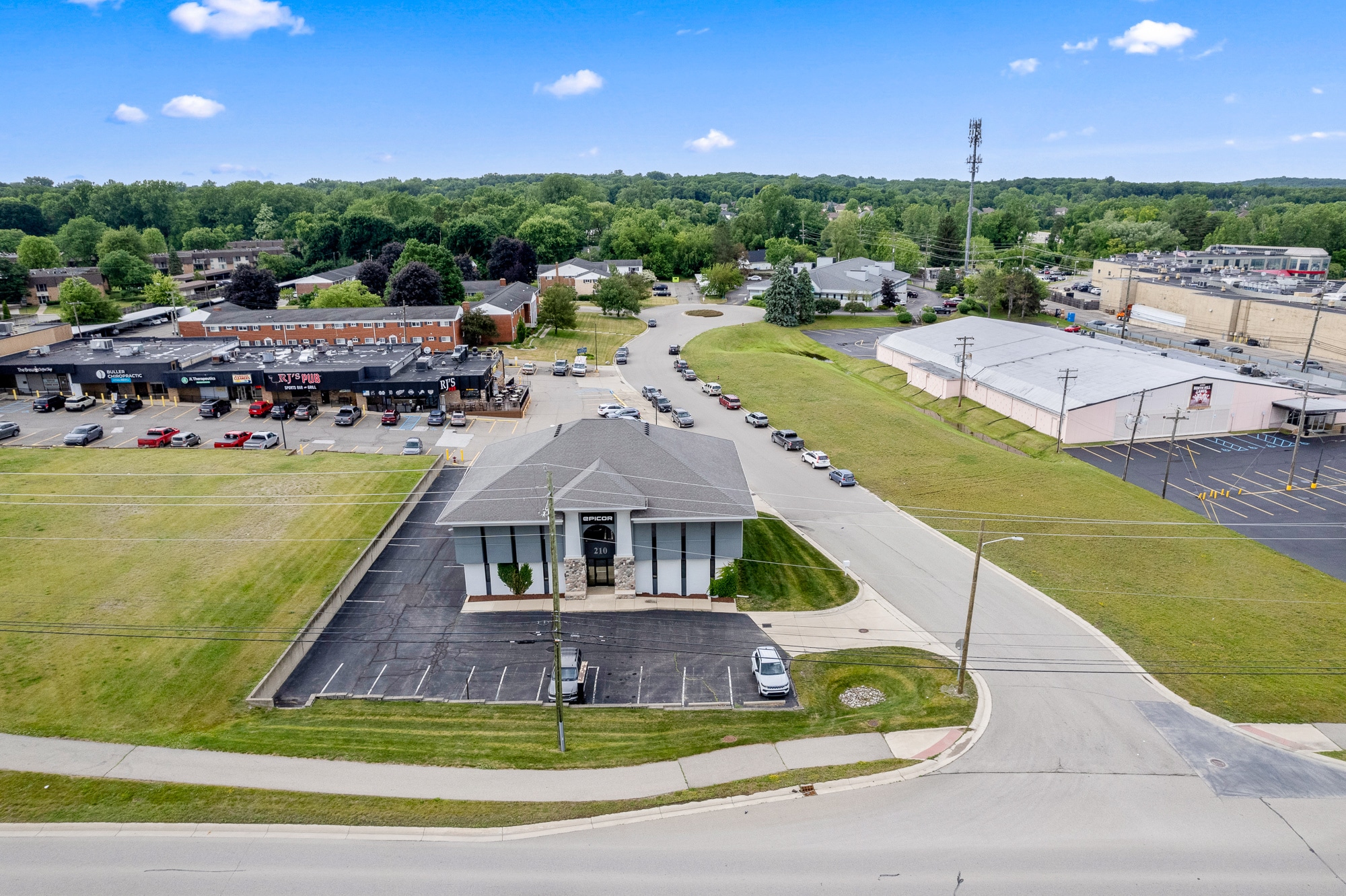 210 W Tienken Rd, Rochester Hills, MI for lease Building Photo- Image 1 of 20