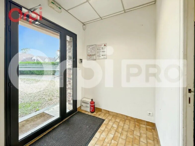 Flex in Saclay for lease - Lobby - Image 2 of 12