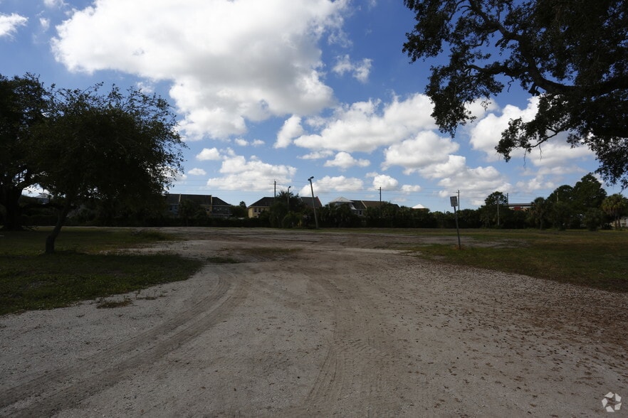 201-210 13th Ave W, Bradenton, FL for lease - Building Photo - Image 2 of 6