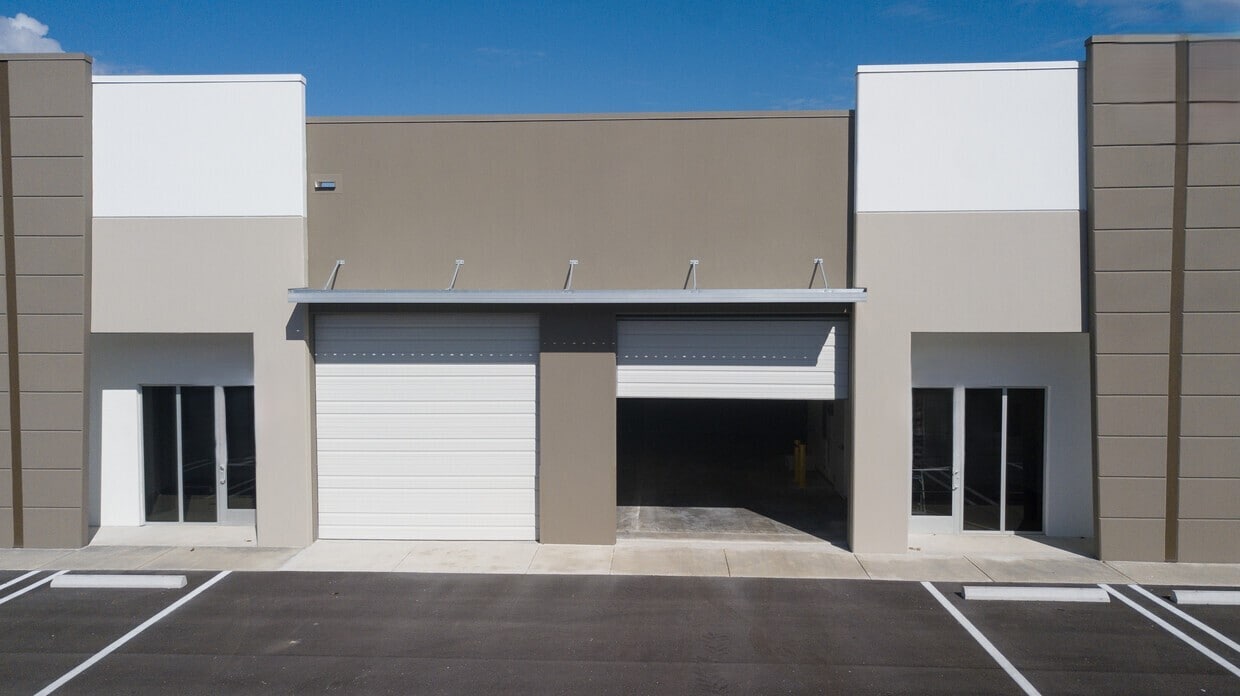1690 NW 108th Ave, Miami, FL for lease Interior Photo- Image 1 of 6