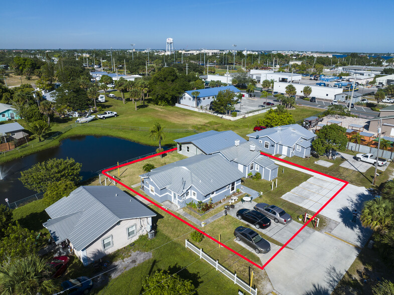 433 Se Lake St, Stuart, FL for sale - Primary Photo - Image 1 of 32