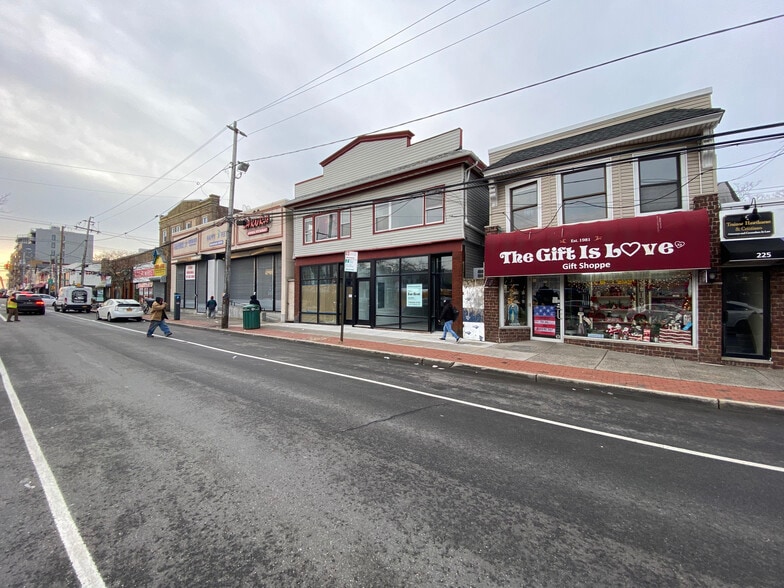 217 Beach 116Th St, Rockaway Park, NY for sale - Primary Photo - Image 1 of 1