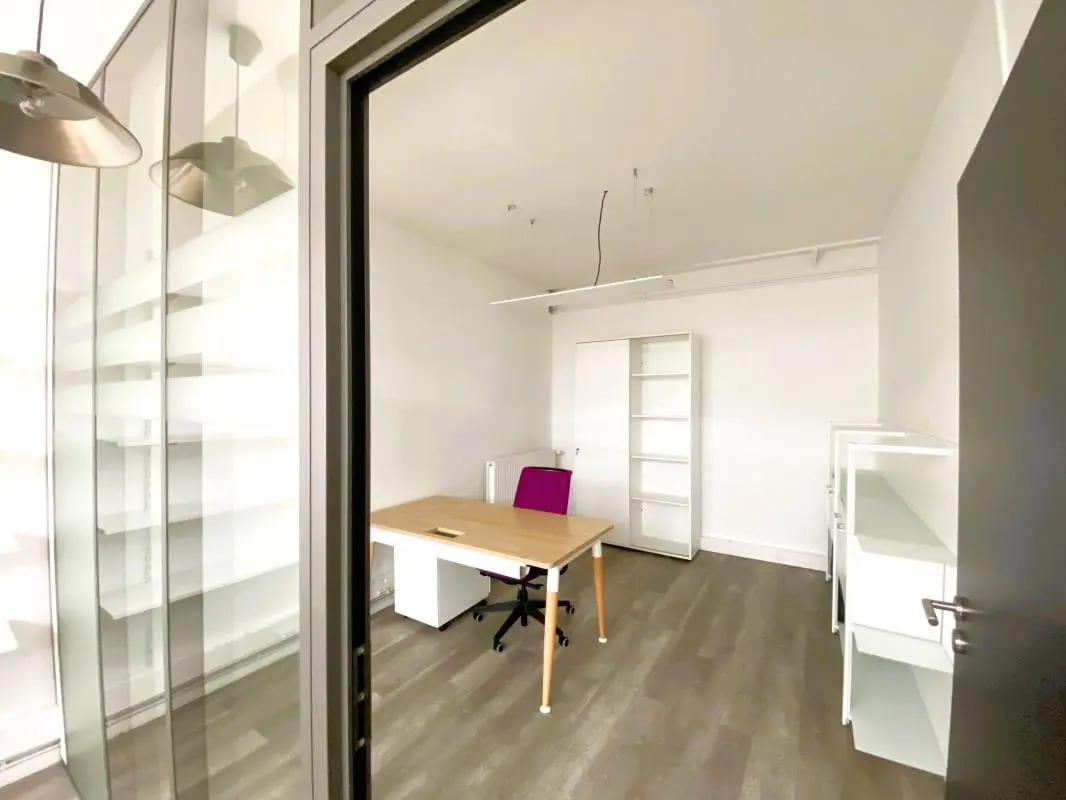 Retail in Paris for lease Interior Photo- Image 1 of 1