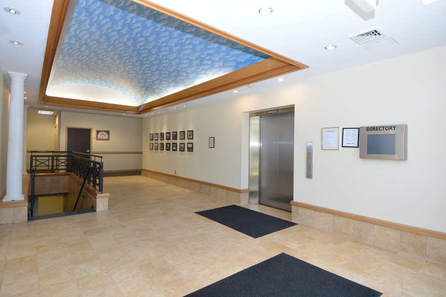 225 N Main St, Bristol, CT for lease - Lobby - Image 3 of 6