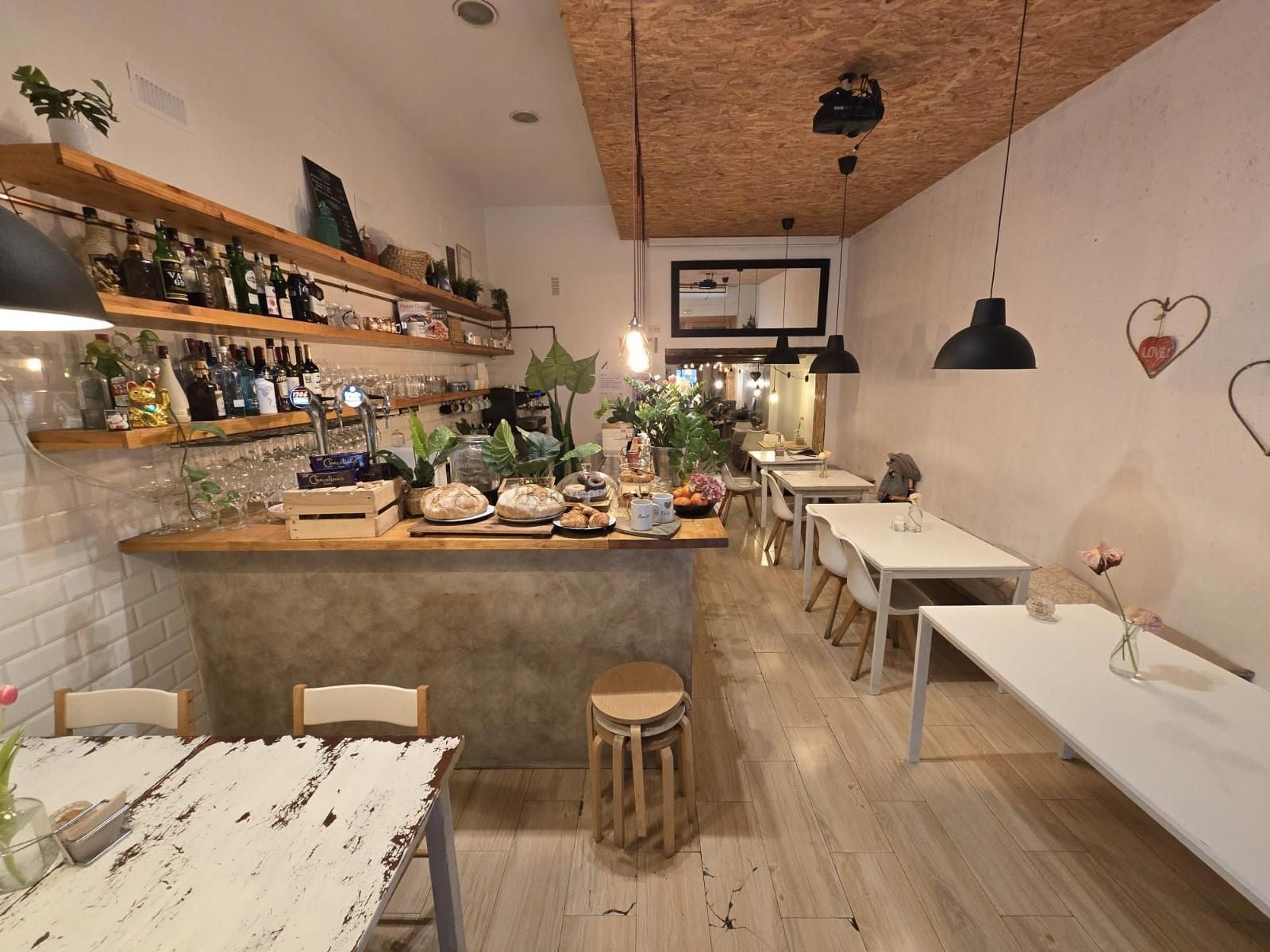 Retail in Barcelona, Barcelona for lease Interior Photo- Image 1 of 13