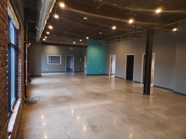 1820-1830 W Grand Ave, Chicago, IL for lease - Interior Photo - Image 2 of 8