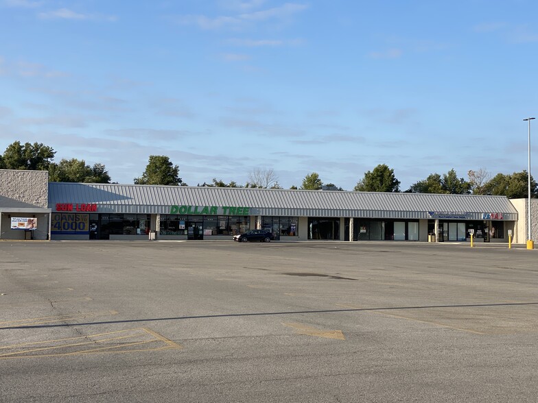 10 W Frankfort Plz, West Frankfort, IL for lease - Building Photo - Image 1 of 5