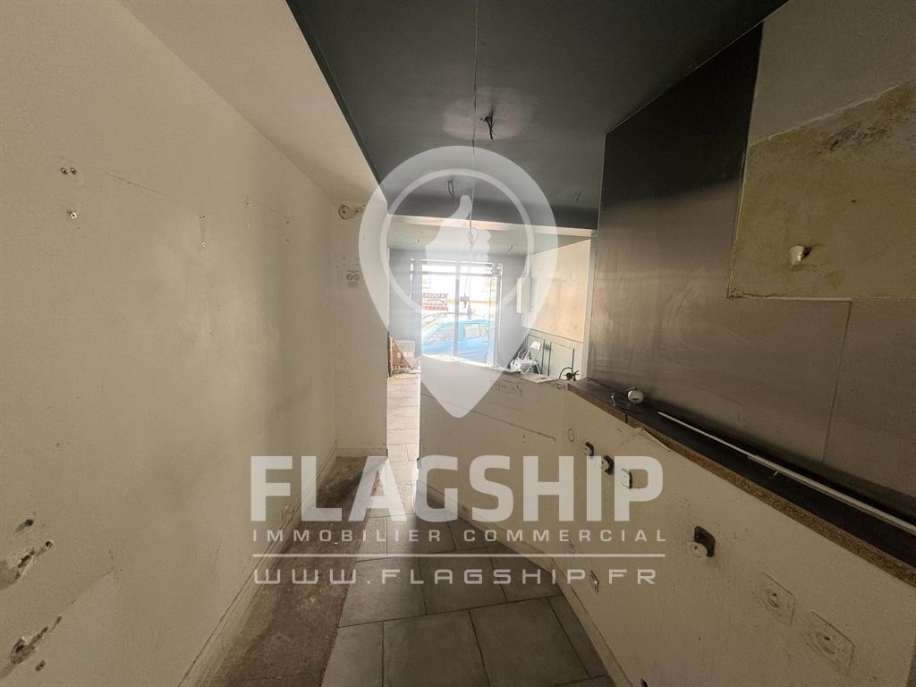 Retail in Paris for lease Building Photo- Image 1 of 10